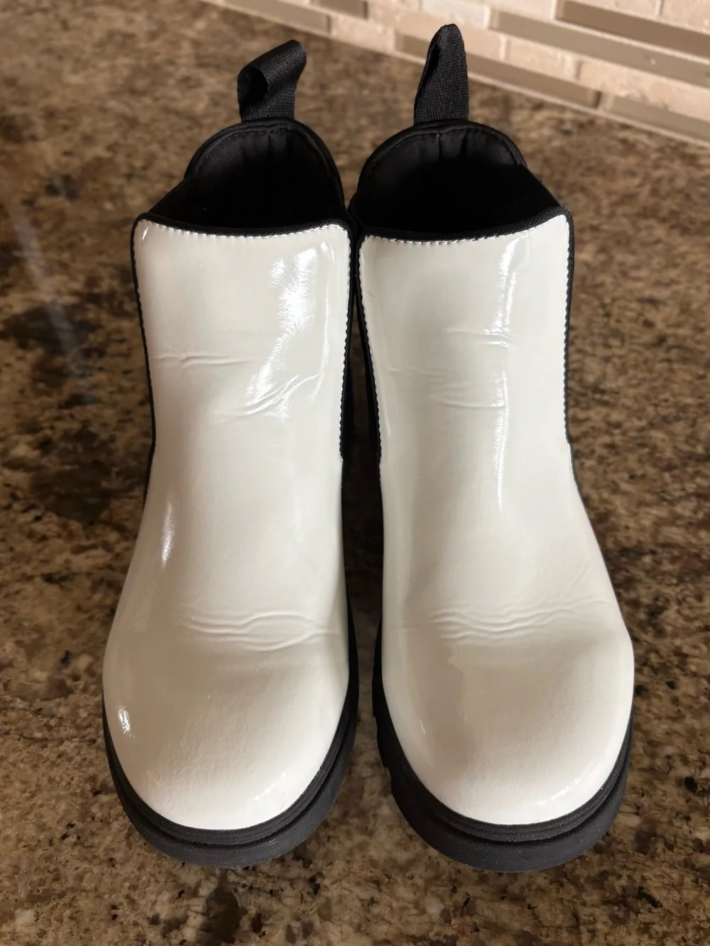 Native Shoes Kids Kensington Treklite Gloss‎ Chelsea Boots White Black Size 4